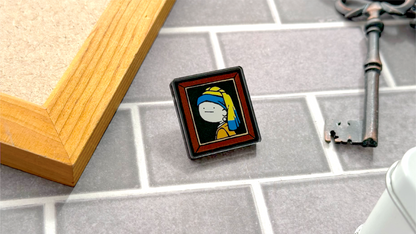 真顔絵画真珠の耳飾り/ピンバッジ